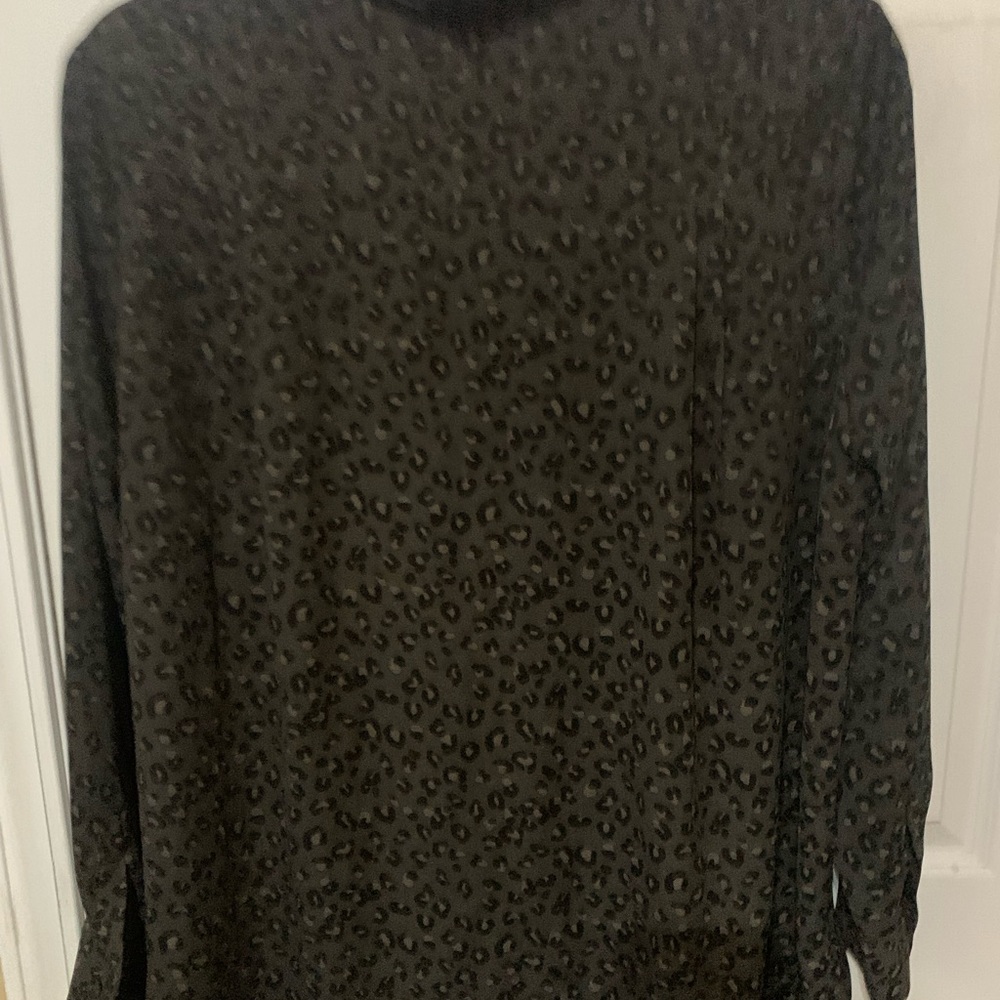 Like new leopard button down - Picture 3 of 3